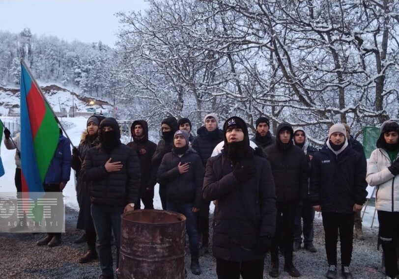 Несмотря на морозную погоду, акция протеста на дороге Ханкенди-Лачын продолжается 33 дня (Фото)