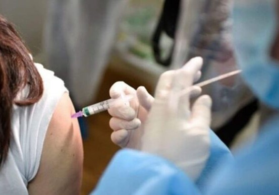 Британия первой в мире одобрила вакцину против двух вариантов ковида