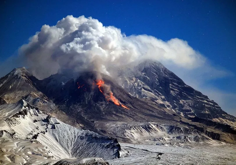 На Камчатке вулкан Шивелуч выбросил столб пепла на высоту 3,5 км