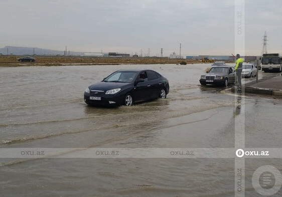 Авария на водопроводе: Затоплена автомагистраль Баку-Газах (Фото-Видео)