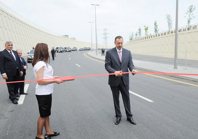 Президент Ильхам Алиев принял участие в открытии после реконструкции проспекта З.Буньятова в Баку