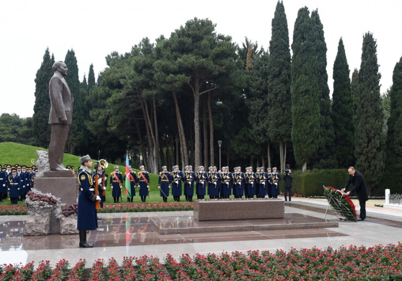 Президент Азербайджана посетил могилу общенационального лидера Гейдара Алиева