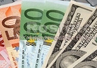 Манат сохранил паритет к доллару и евро