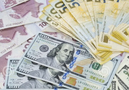 Центробанк установил курс маната к доллару на 11 марта