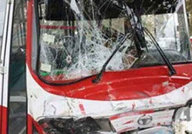Авария с участием автобуса в Баку: 2 погибших, 6 пострадавших