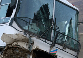 В Гядабейском районе автобус попал в ДТП, погиб человек, 5 пострадали