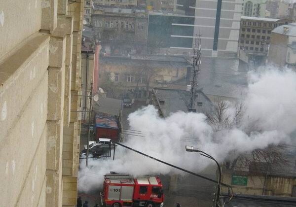 В центре Баку на автостоянке произошел сильный пожар (Фото) 