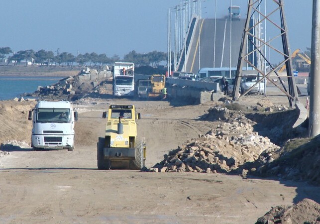 Строится новая дорога на бакинский остров (Фото–Видео)