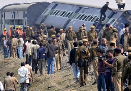 Поезд сошел с рельсов в Индии, погибли десятки человек