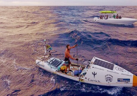 Южноафриканец первым в мире пересек Атлантику на доске с веслом (Видео)
