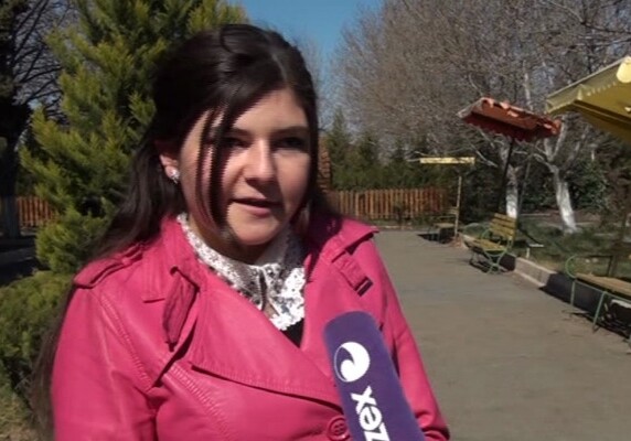 В Азербайджане студентка отказывается от отца, чтобы получить бесплатное образование (Видео)