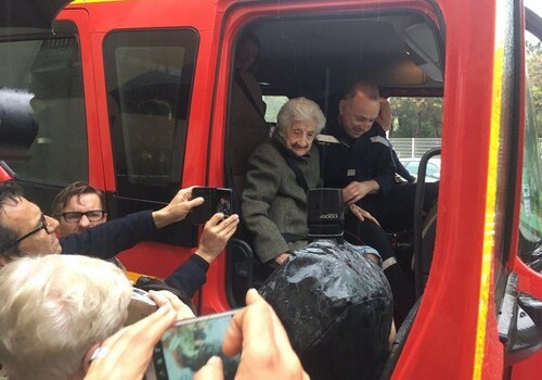 Пожарные исполнили мечту 112-летней француженки (Фото)
