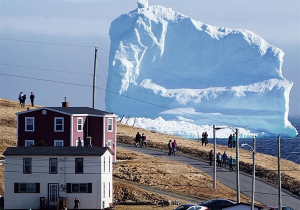 Гигантский айсберг в Канаде стал туристическим хитом (Фото)