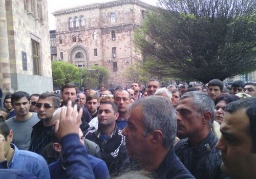 В Ереване проходит акция протеста работников торговли (Фото)