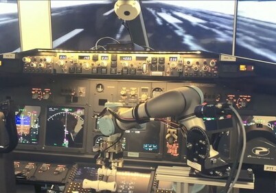 Робот впервые посадил пассажирский самолет (Видео)