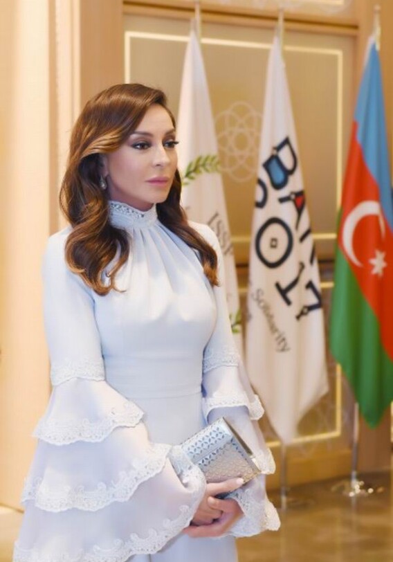 Стал известен дизайнер, создавший платье для Мехрибан Алиевой на закрытие Исламиады