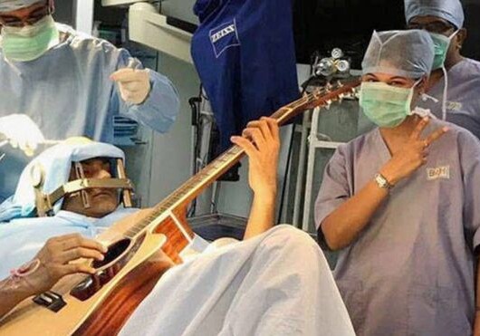 Индиец сыграл на гитаре во время операции на мозге (Фото)