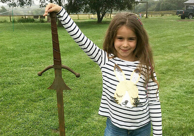 Семилетняя девочка нашла меч в озере из легенды о короле Артуре