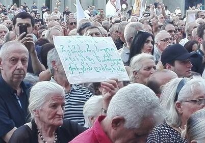 Люблю я родину, но странною любовью