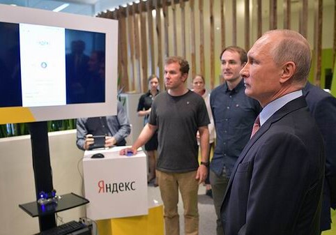 Путин в «Яндексе» побеседовал с голосовым помощником «Алисой»