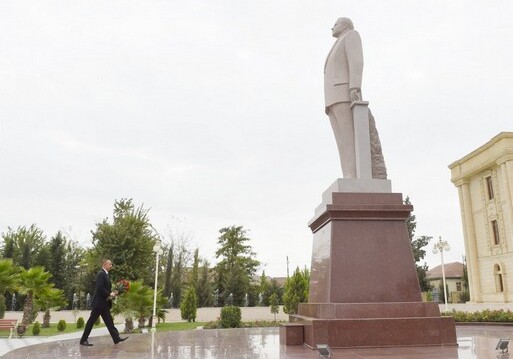 Президент Азербайджана совершил поездку в Сальянский район (Фото)