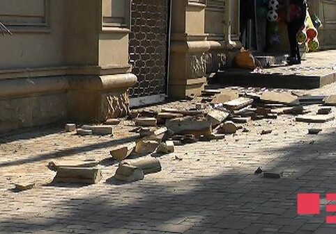 В Баку со здания обвалился балкон (Фото-Видео)