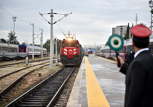 В Мерсин по БТК прибыл первый поезд