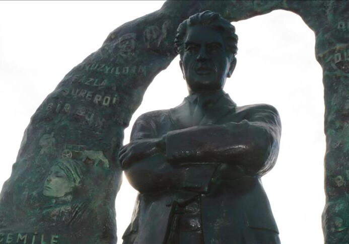 В Стамбуле поставили памятник Чингизу Айтматову -  Автор азербайджанский скульптор