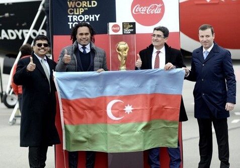 Кубок мира по футболу привезен в Баку (Фото)
