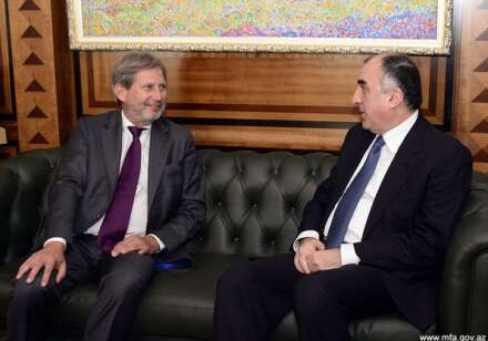 Глава МИД Азербайджана встретился с комиссаром ЕС