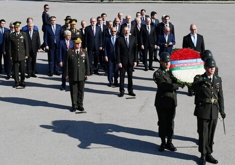Президент Азербайджана посетил мавзолей Аныткабир (Фото)