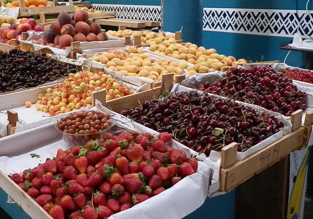 Сколько стоят сезонные фрукты и овощи на рынке?