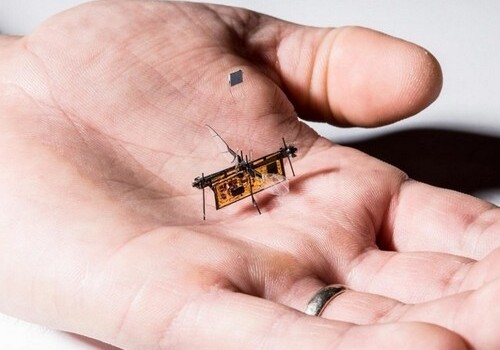 В США создали крохотного летающего робота с питанием от лазерного луча (Видео)