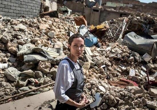 Анджелина Джоли посетила разрушенный Мосул (Фото)