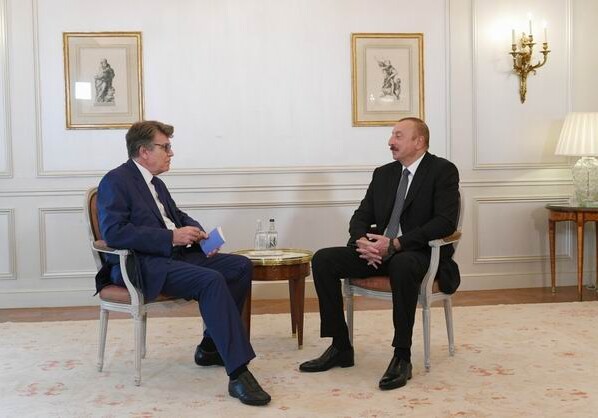 Ильхам Алиев встретился в Париже с исполнительным председателем Французского института международных отношений (Фото)