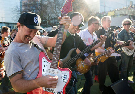 В Сиднее 457 гитаристов побили рекорд Гиннесса, сыграв песню AC/DC (Видео)