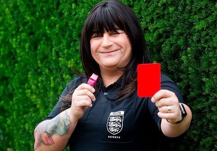 На матчах в Англии начал работать первый судья-трансгендер