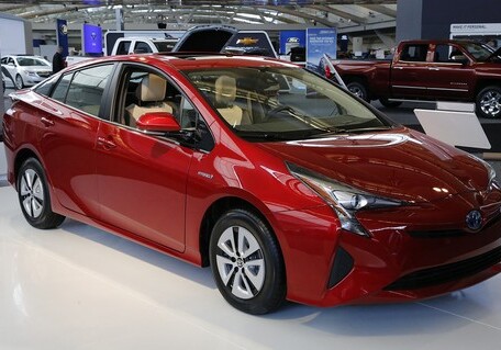 Toyota отзывает более 2,4 млн гибридных автомобилей