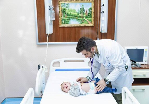 Азербайджанские врачи провели операцию, остановив сердце младенца (Фото)