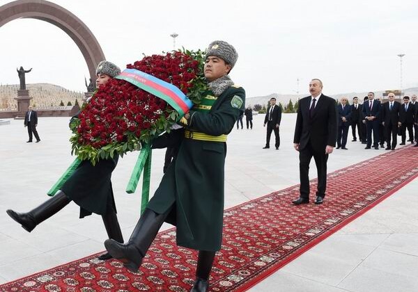 Президент Ильхам Алиев посетил в Ашгабаде мемориальный комплекс «Народная память» (Фото)