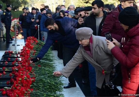 Общественность Азербайджана чтит память жертв трагедии 20 Января (Фото-Видео)