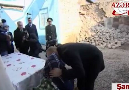 Президент Азербайджана поцеловал руку пожилой женщины, пострадавшей от землетрясения (Видео)