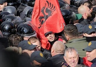 В Албании революция? - Атакована резиденция премьер-министра (Видео)