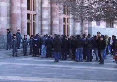 Родственники объявивших голодовку заключенных провели в Ереване акцию протеста