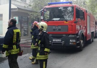 При пожаре в Масазыре 4 сотрудника полиции отравились дымом