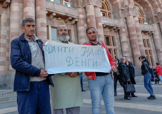 «Дайте наши деньги»: выходцы из Таджикистана вновь собрались у правительства Армении (Фото)