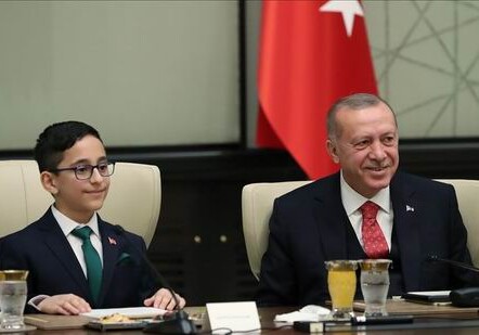 Президент Эрдоган уступил кресло 12-летнему школьнику (Фото)