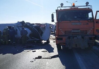 В Нефтчале столкнулись микроавтобус и грузовик, погибли 4 человека (Видео) 