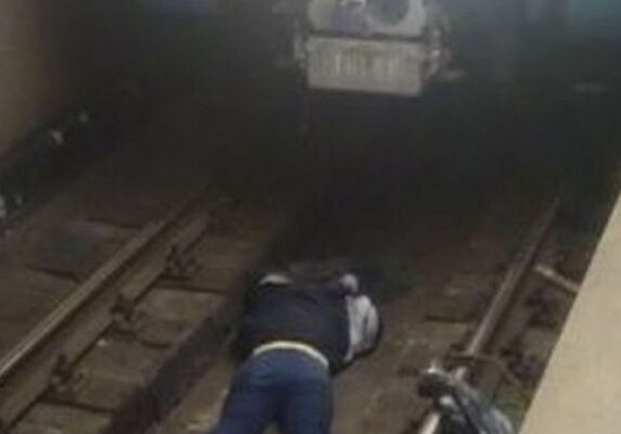 ЧП в бакинском метро: мужчина спрыгнул на рельсы 