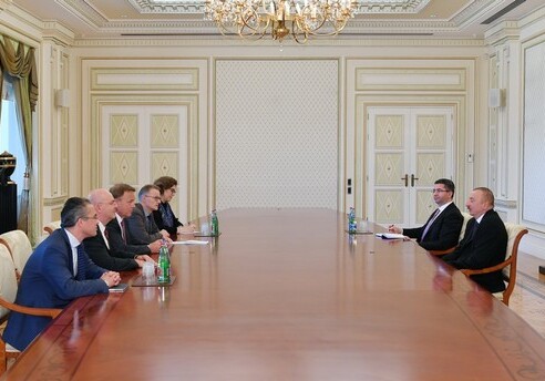 Президент Ильхам Алиев принял вице-президента Бундестага (Обновлено)